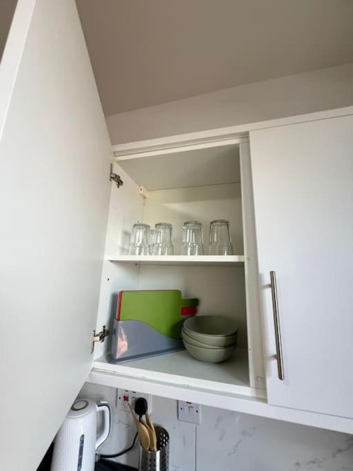 2 Bedroom Apartment Near Station Londen Buitenkant foto