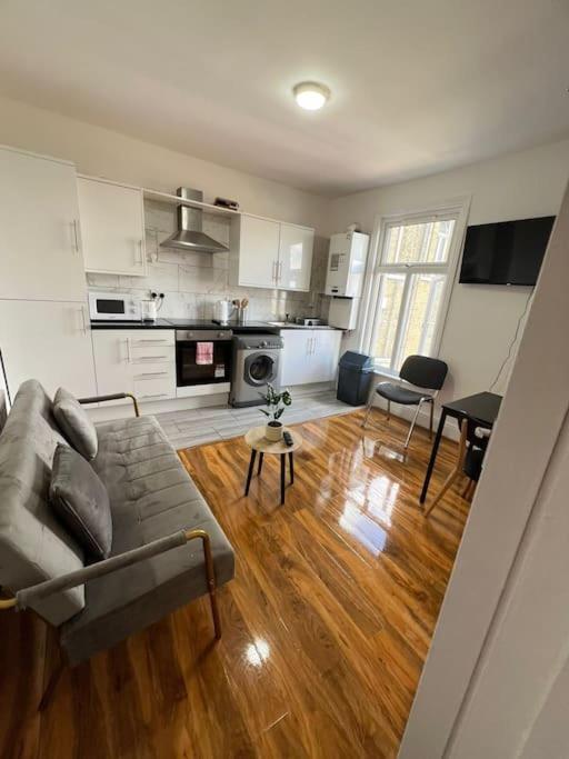 2 Bedroom Apartment Near Station Londen Buitenkant foto