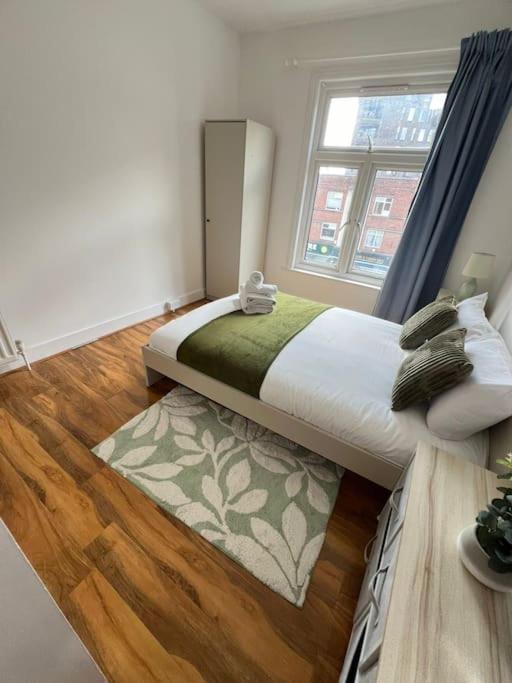 2 Bedroom Apartment Near Station Londen Buitenkant foto