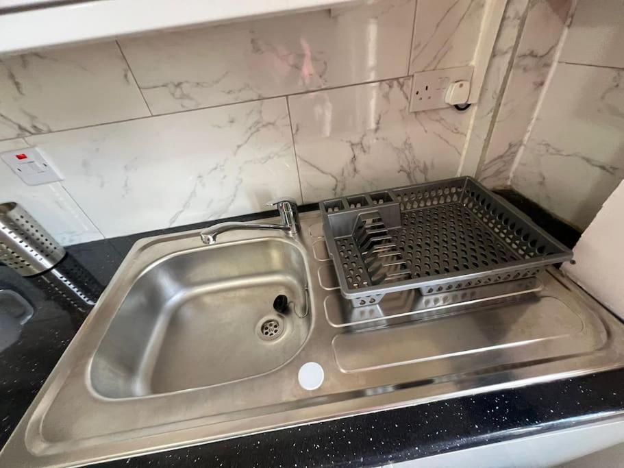 2 Bedroom Apartment Near Station Londen Buitenkant foto