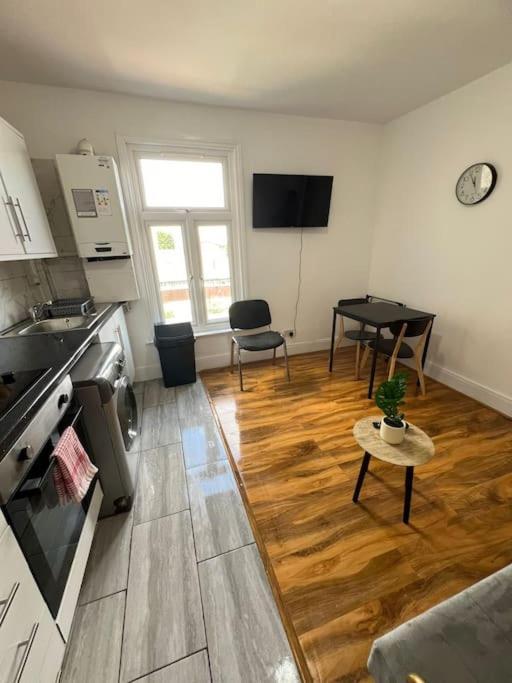 2 Bedroom Apartment Near Station Londen Buitenkant foto