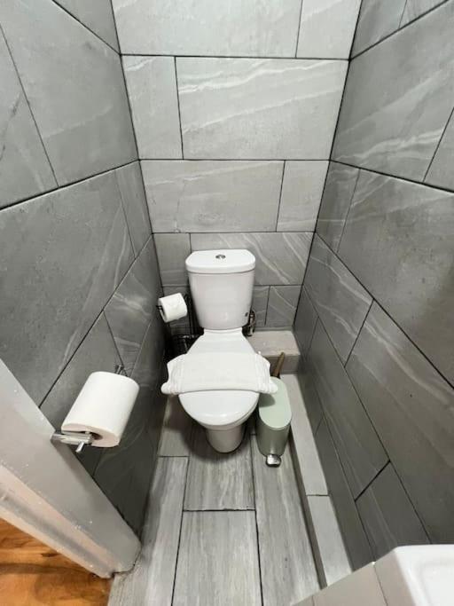 2 Bedroom Apartment Near Station Londen Buitenkant foto