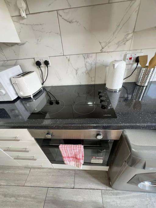 2 Bedroom Apartment Near Station Londen Buitenkant foto