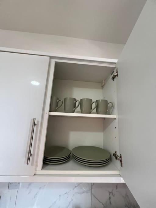 2 Bedroom Apartment Near Station Londen Buitenkant foto