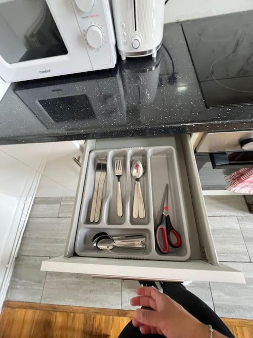 2 Bedroom Apartment Near Station Londen Buitenkant foto