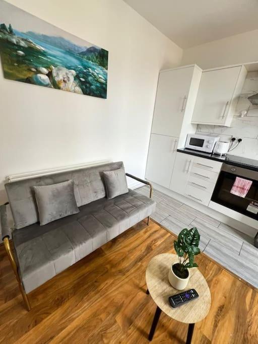 2 Bedroom Apartment Near Station Londen Buitenkant foto